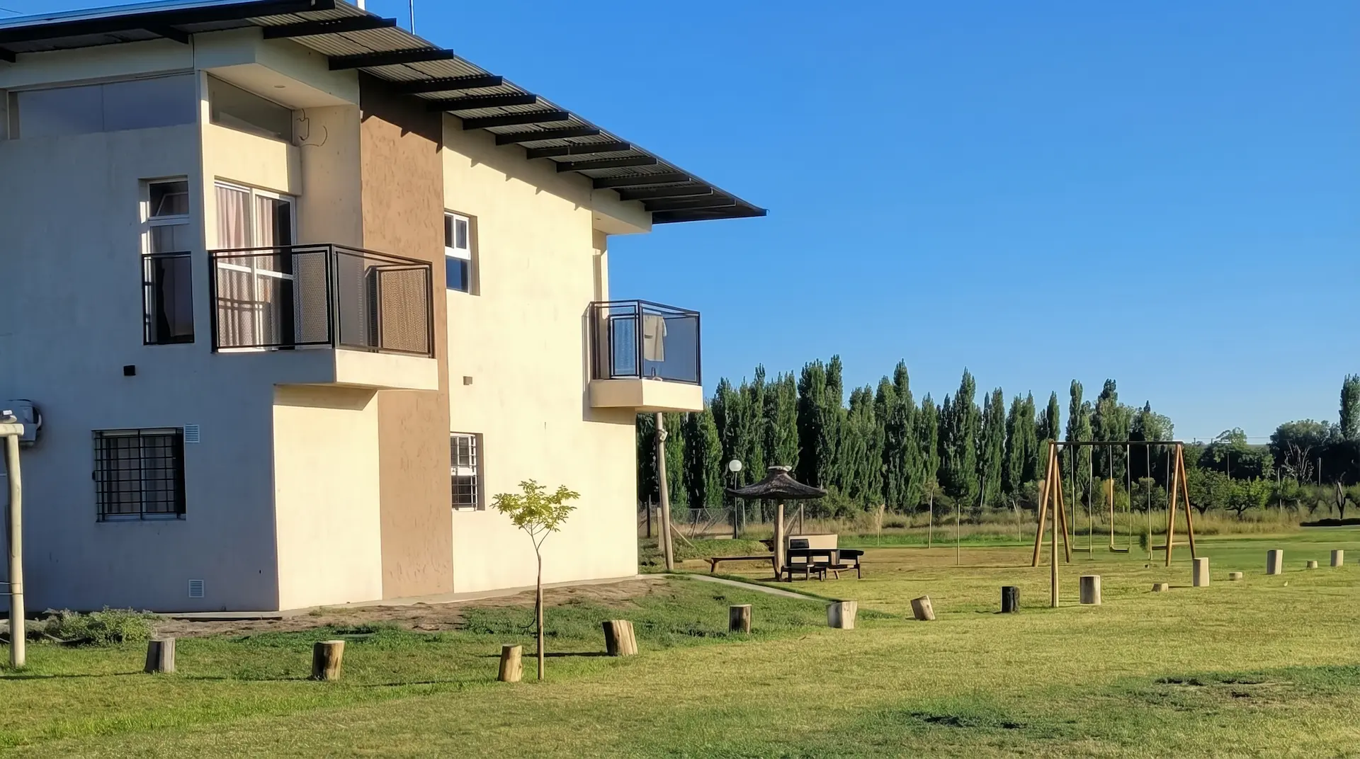 Exterior de las cabañas al atardecer