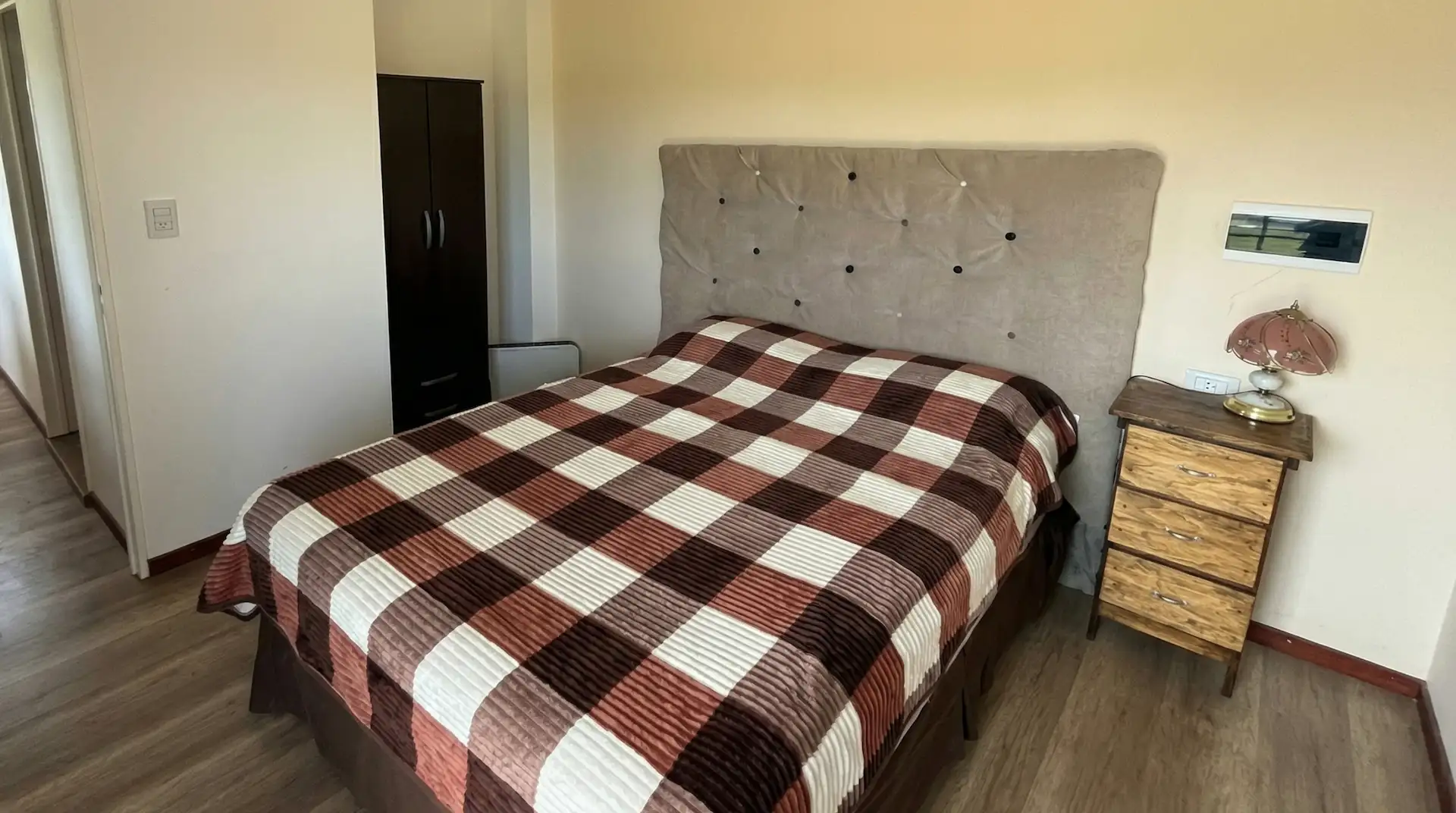 Dormitorio matrimonial con sommier