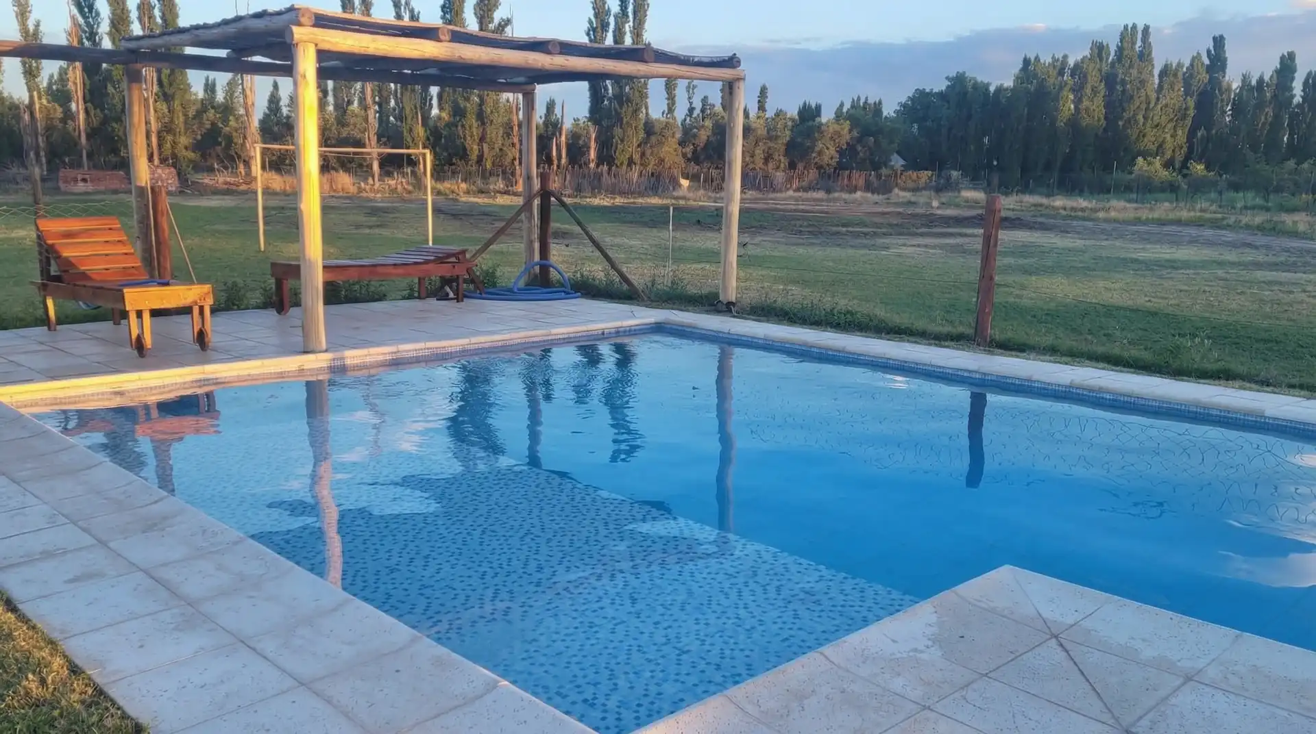 Piscina con solárium